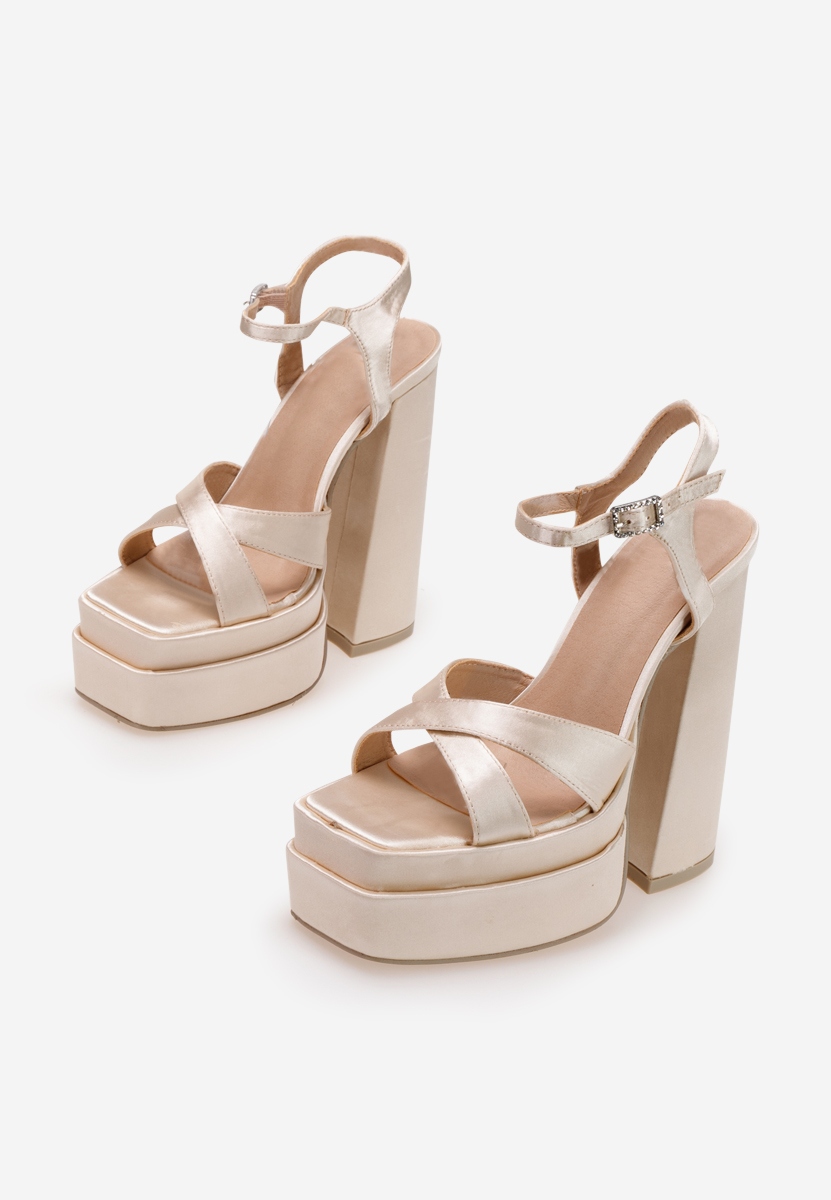 Сандали на ток Riesta златен