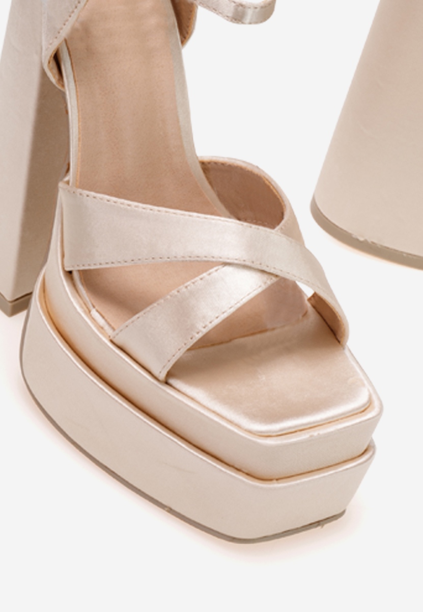 Сандали на ток Riesta златен