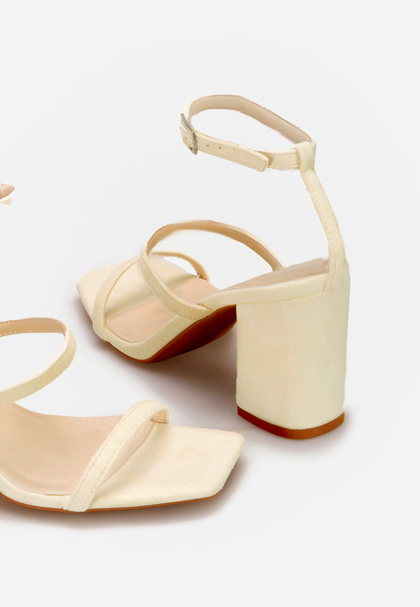 Сандали на ток Laresa жълт