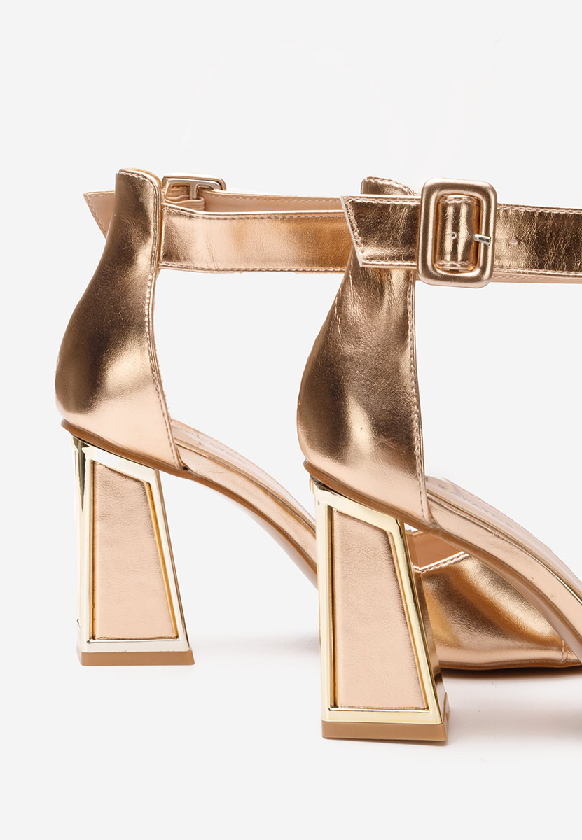 Елегантни сандали Trisa шампанско