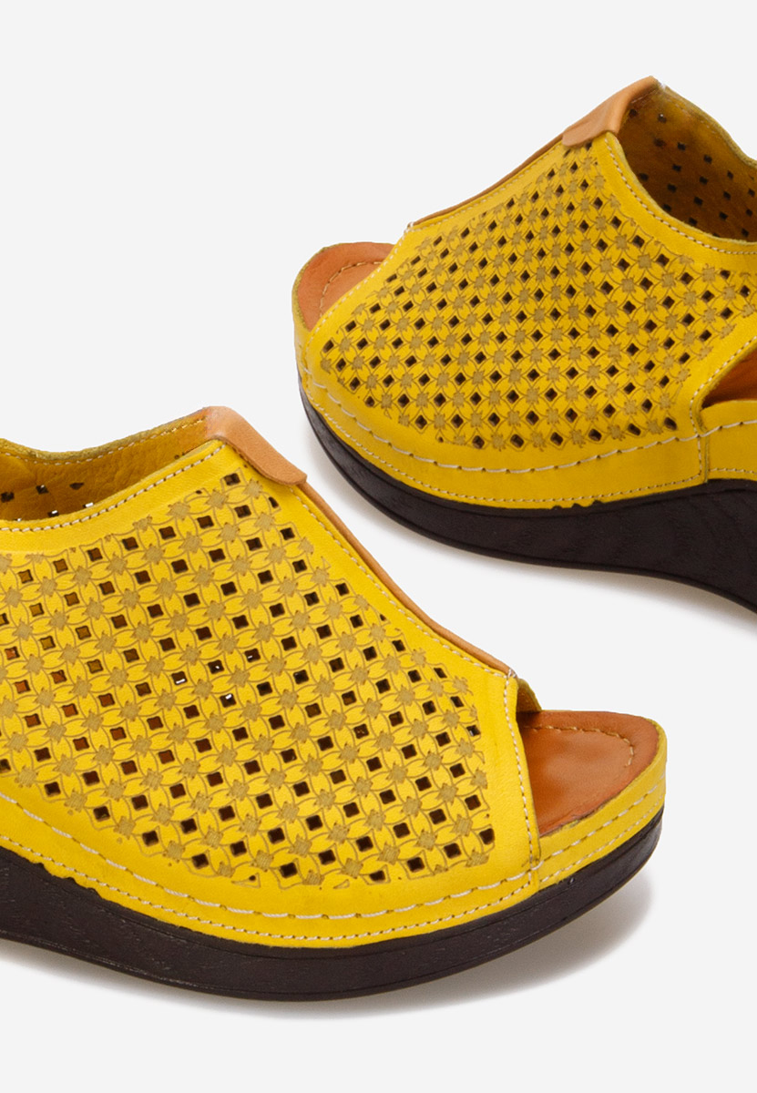 Сандали на платформа Paola жълт