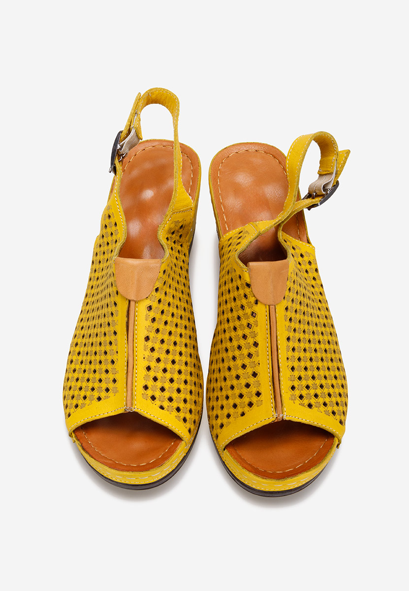 Сандали на платформа Paola жълт