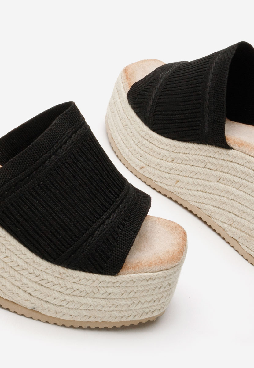 дамски чехли на платформа Yessenia черни