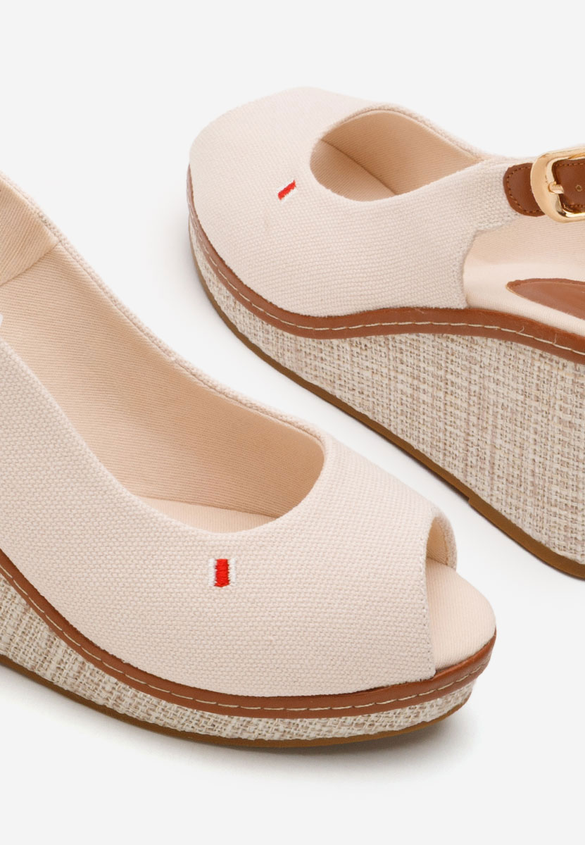 Сандали на платформа Carolla бежов