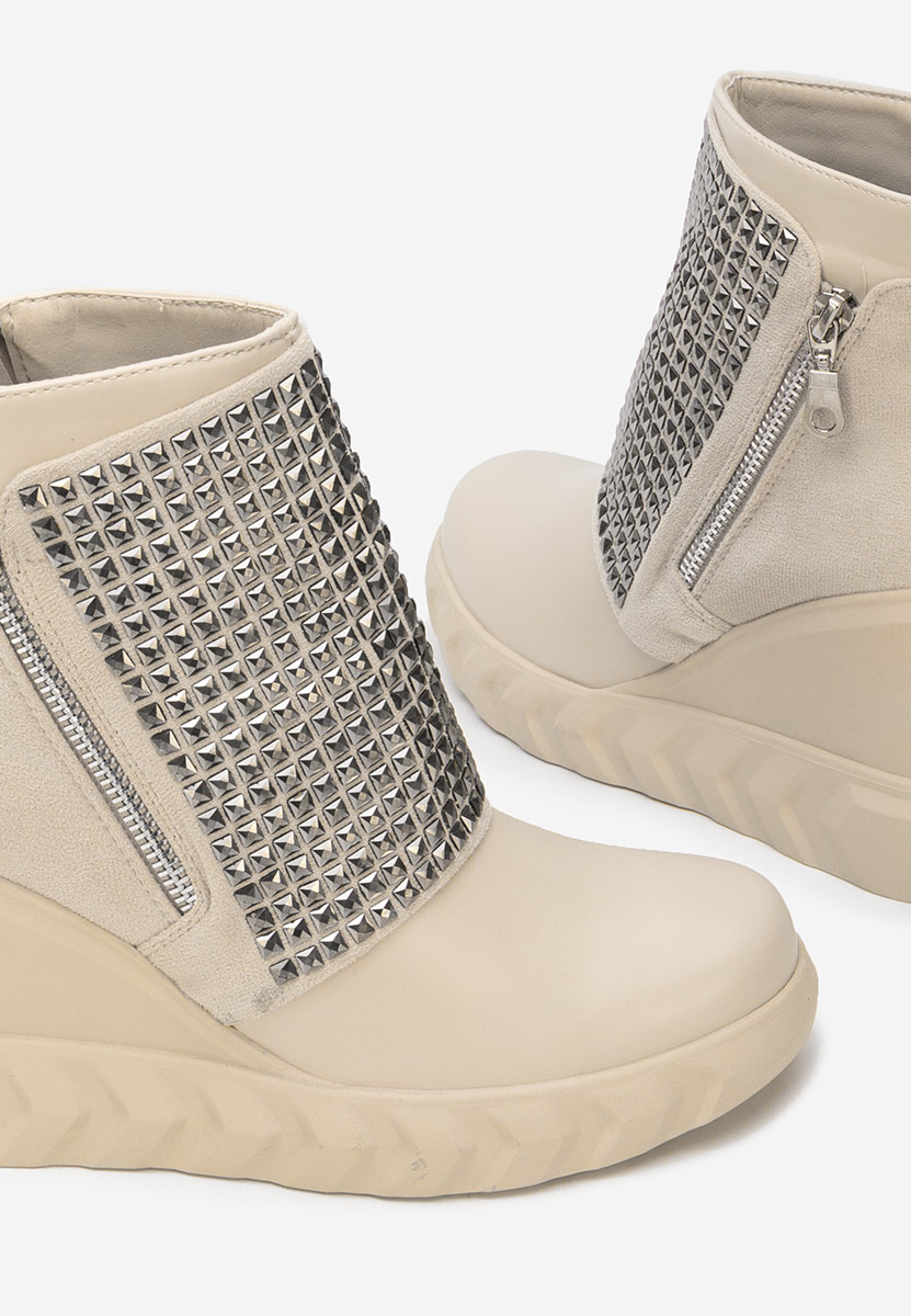 Боти на платформа Ismelora бежов