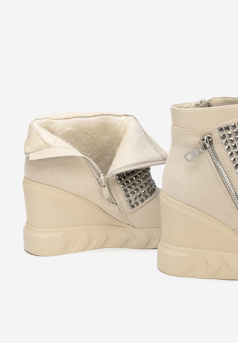 Боти на платформа Ismelora бежов