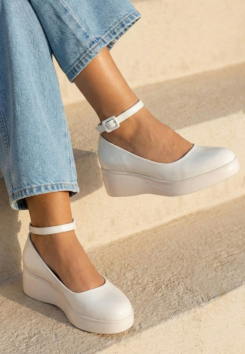Обувки на платформа Evelyne бели