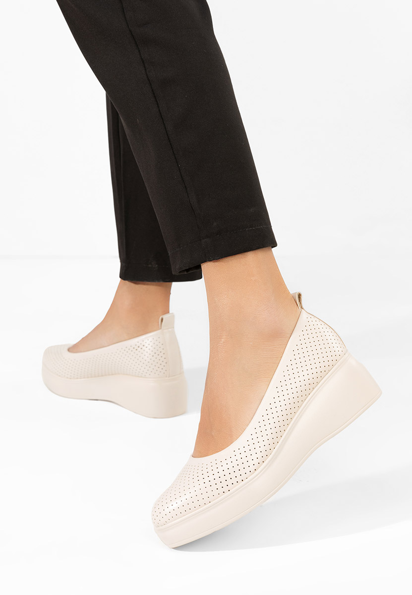 Обувки на платформа Danetia бежов