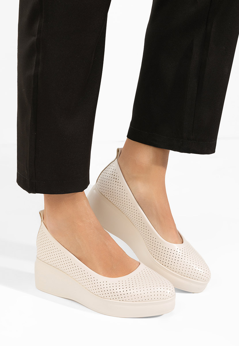 Обувки на платформа Danetia бежов