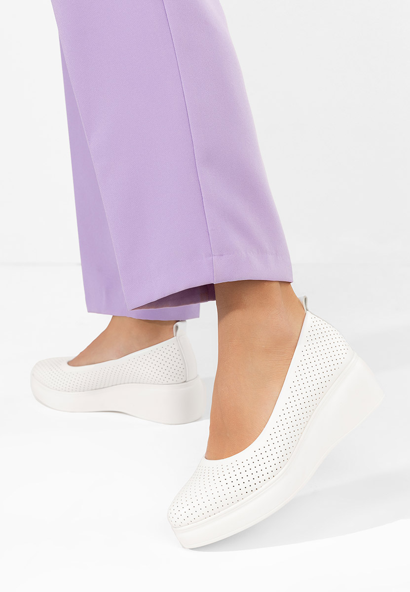 Обувки на платформа Danetia бели