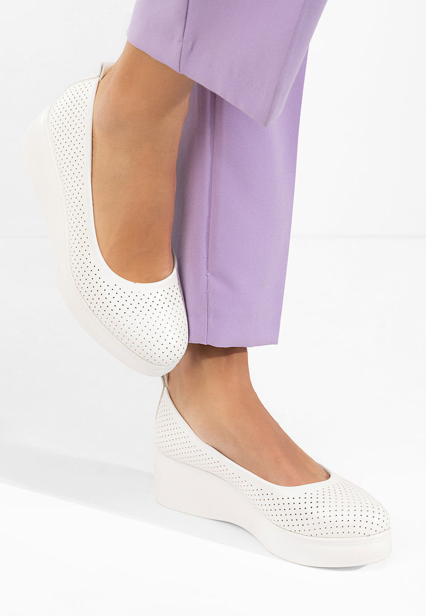 Обувки на платформа Danetia бели