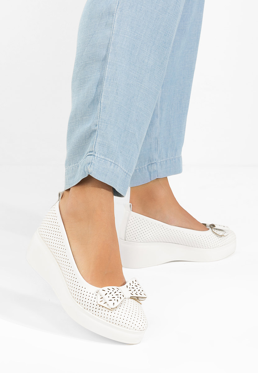 Обувки на платформа Latefa бели