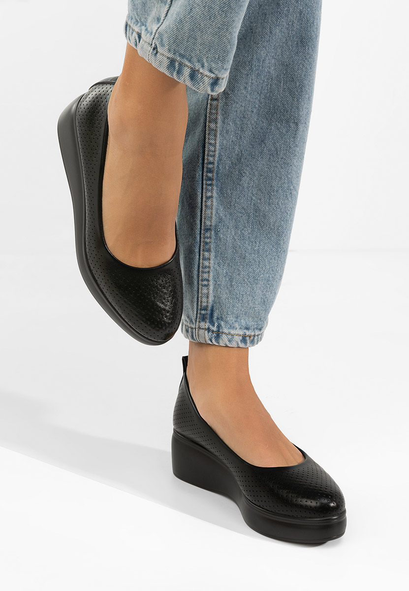 Обувки на платформа Danetia черни