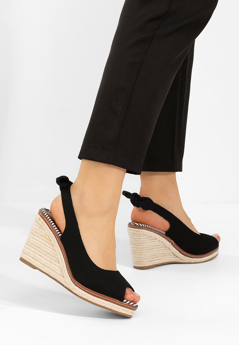 Сандали на платформа Cyerra черен