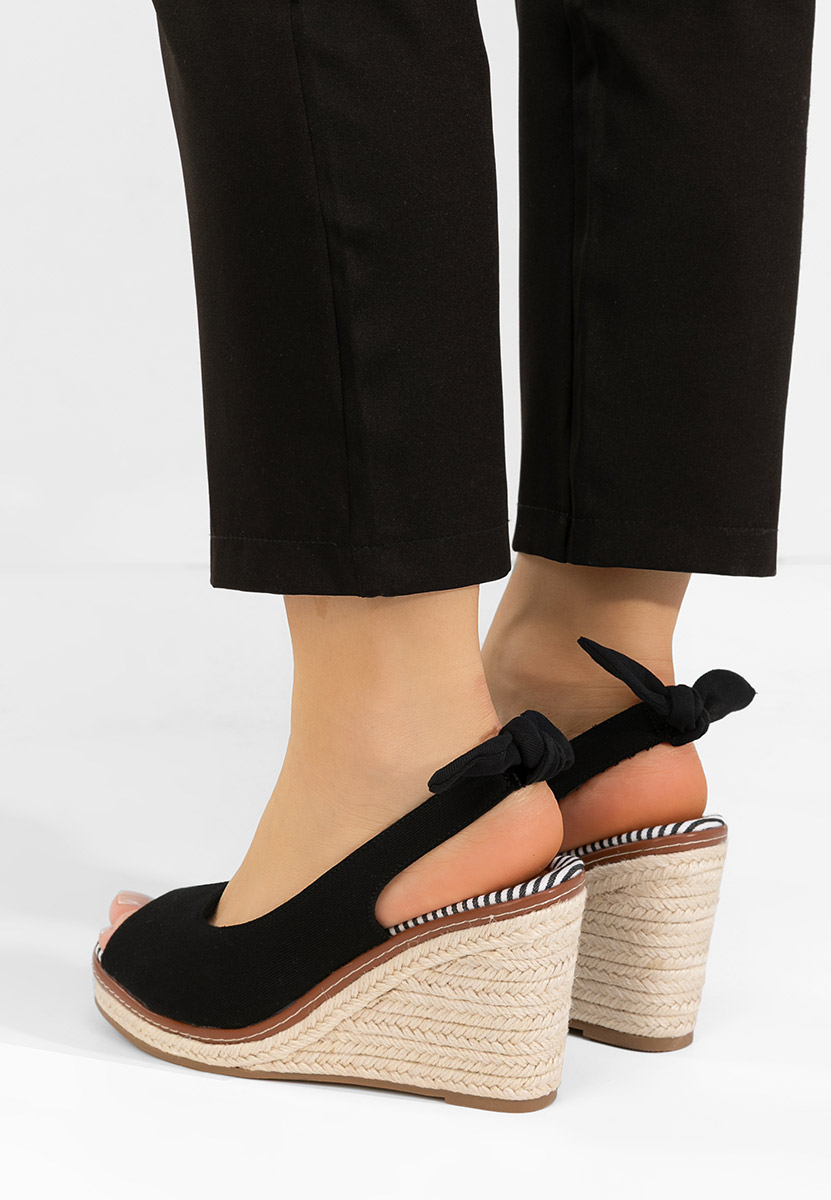 Сандали на платформа Cyerra черен