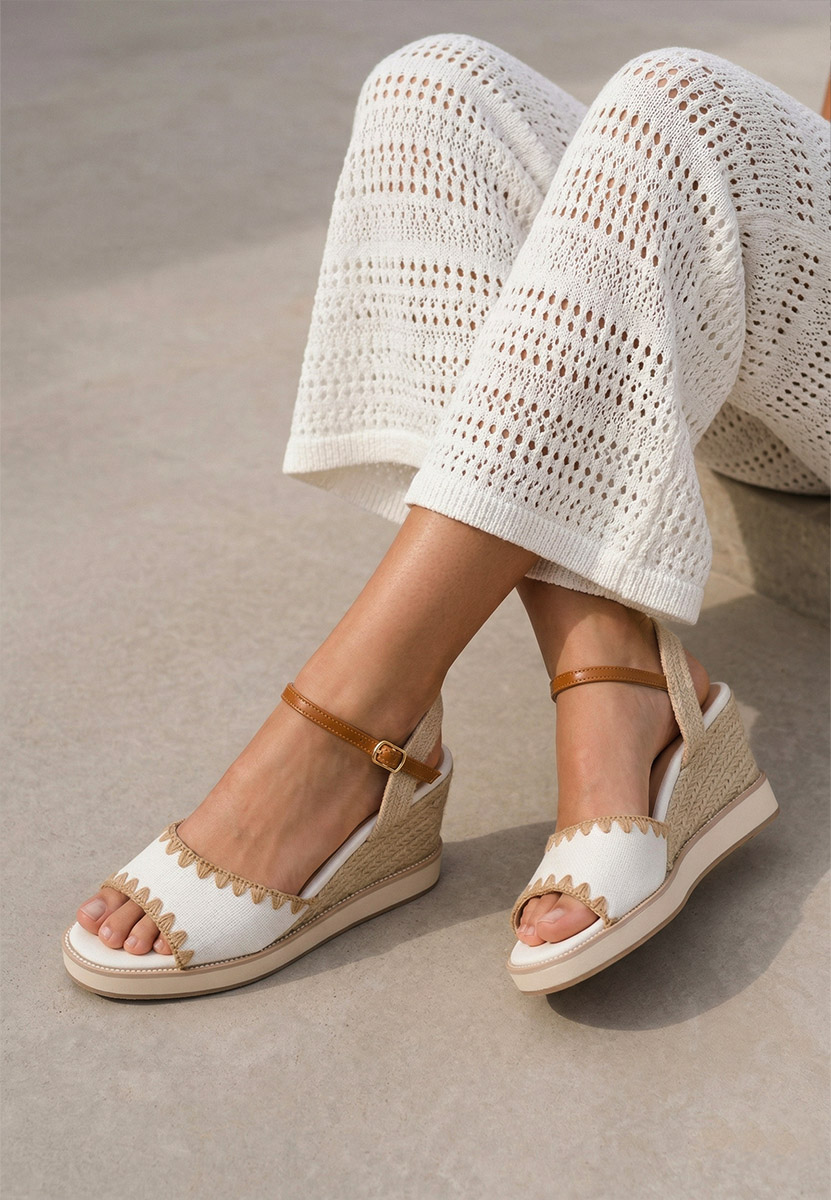 Сандали на платформа Myrta бели